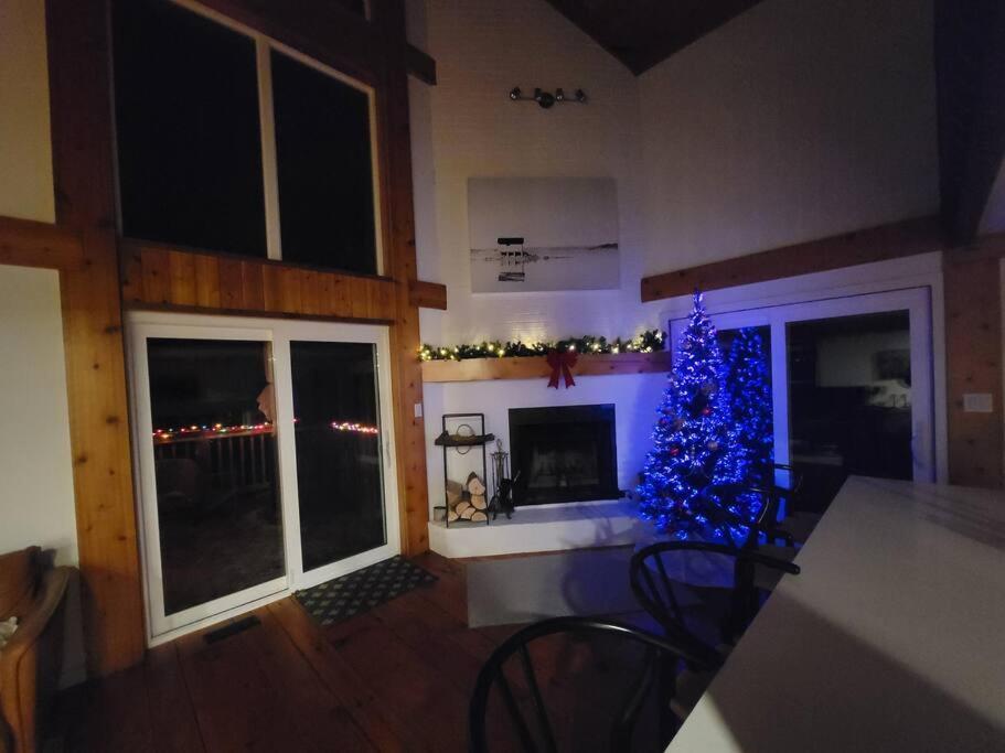 Luxurious Four Season lake front cottage in Kawarthas