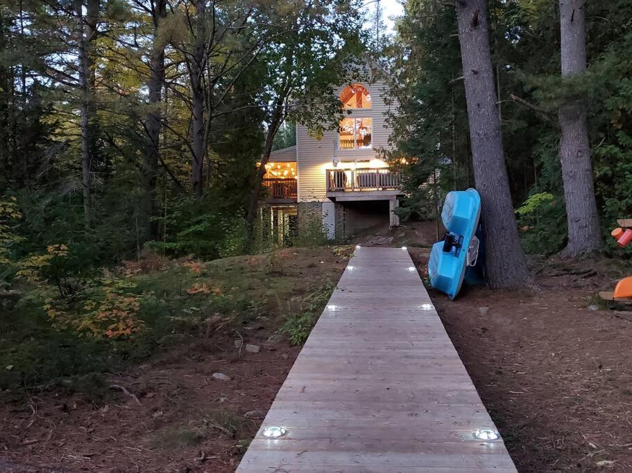Luxurious Four Season lake front cottage in Kawarthas