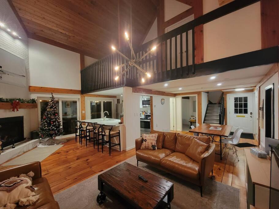 Luxurious Four Season lake front cottage in Kawarthas
