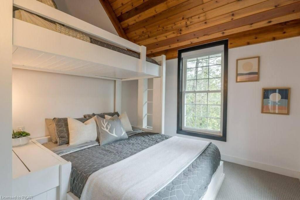 Luxurious Four Season lake front cottage in Kawarthas
