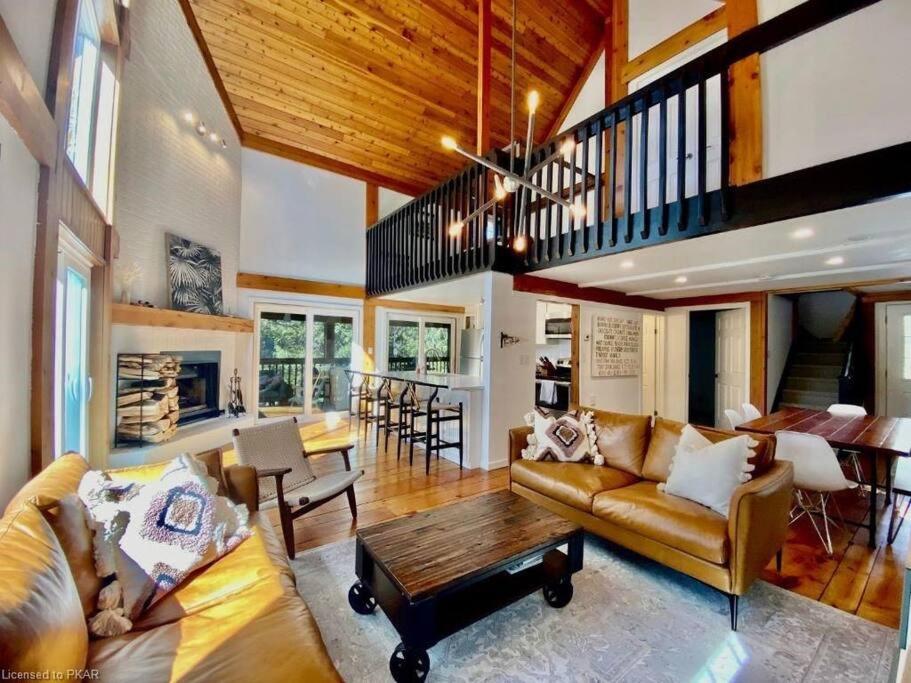 Luxurious Four Season lake front cottage in Kawarthas