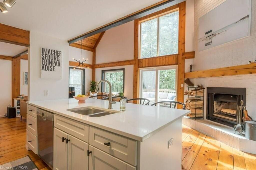 Luxurious Four Season lake front cottage in Kawarthas