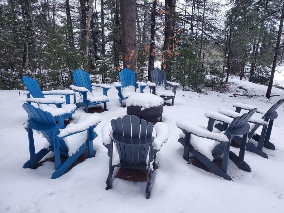 Luxurious Four Season lake front cottage in Kawarthas