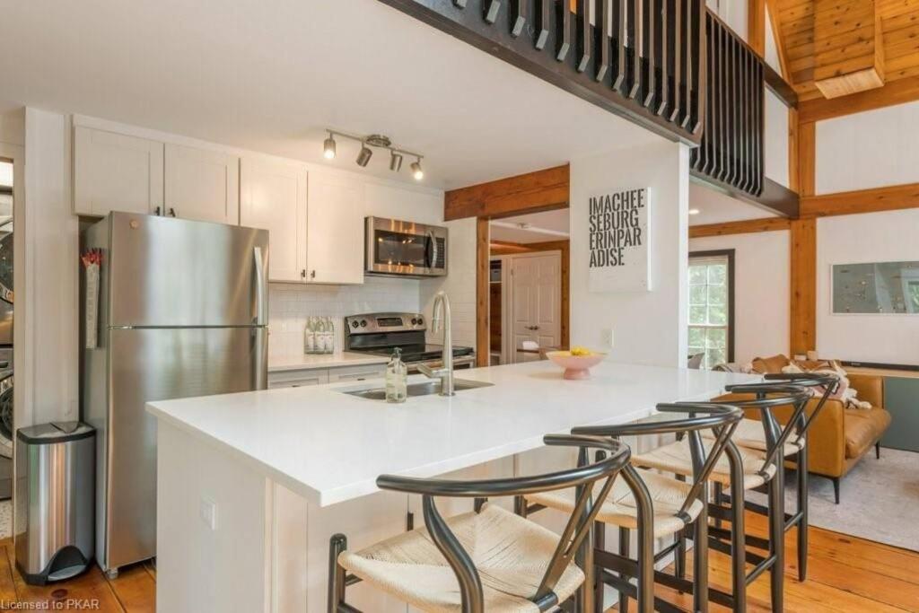 Luxurious Four Season lake front cottage in Kawarthas