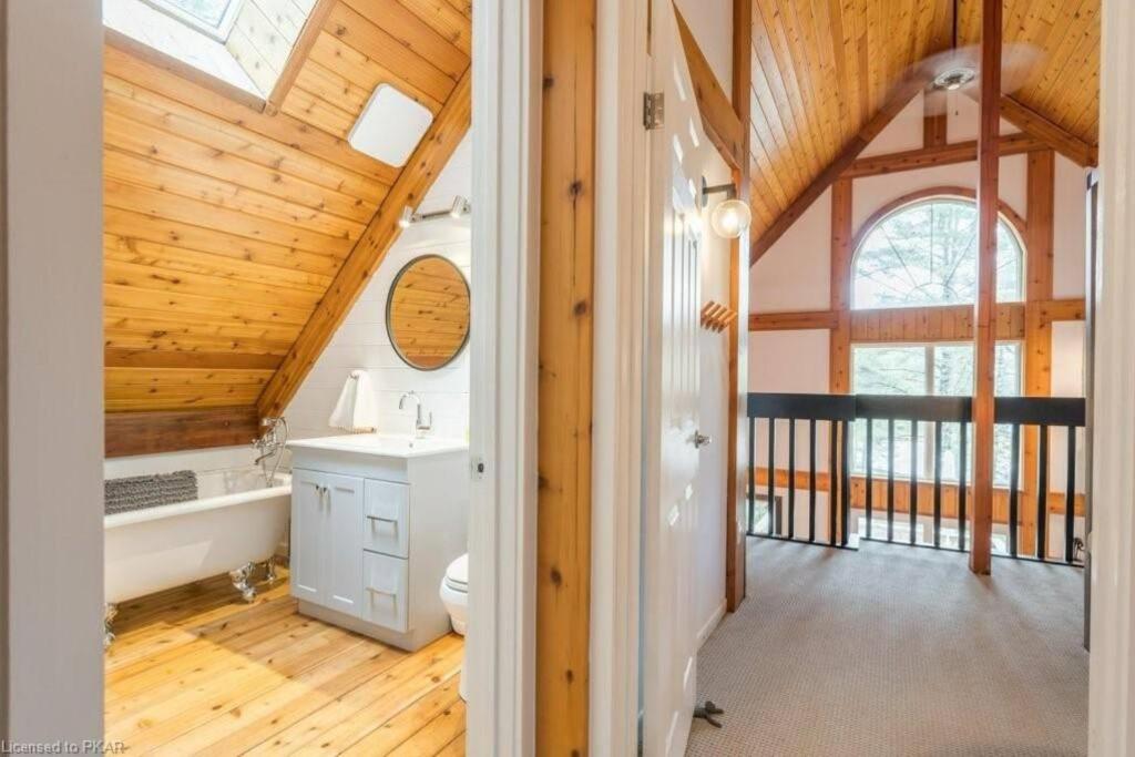 Luxurious Four Season lake front cottage in Kawarthas
