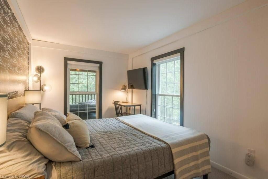 Luxurious Four Season lake front cottage in Kawarthas