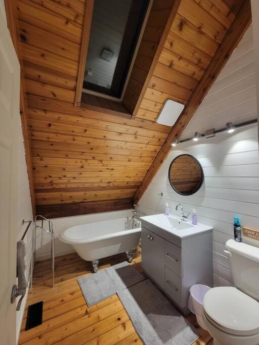 Luxurious Four Season lake front cottage in Kawarthas