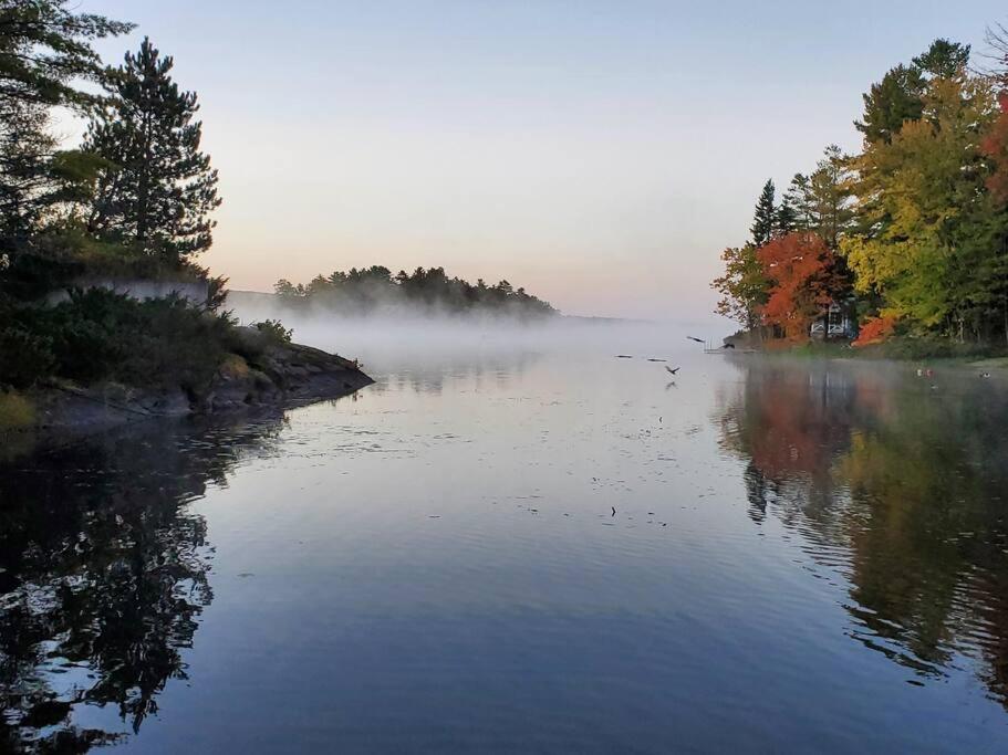 Luxurious Four Season lake front cottage in Kawarthas