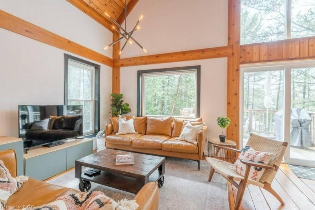 Luxurious Four Season lake front cottage in Kawarthas