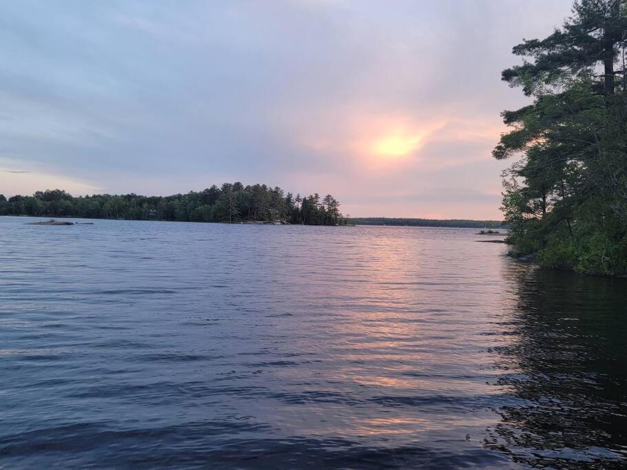 Luxurious Four Season lake front cottage in Kawarthas