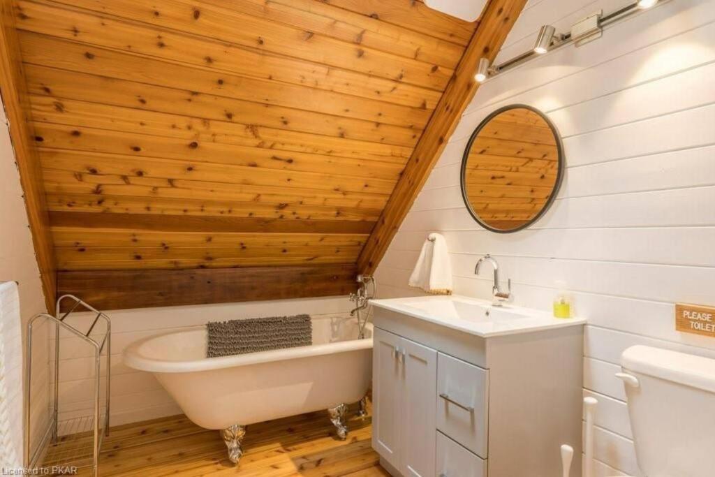 Luxurious Four Season lake front cottage in Kawarthas