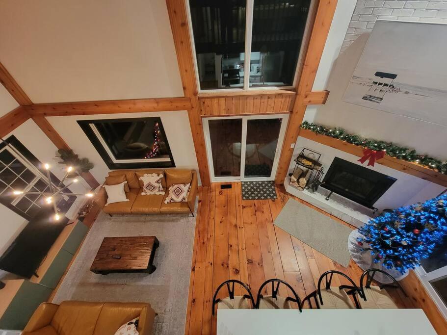 Luxurious Four Season lake front cottage in Kawarthas