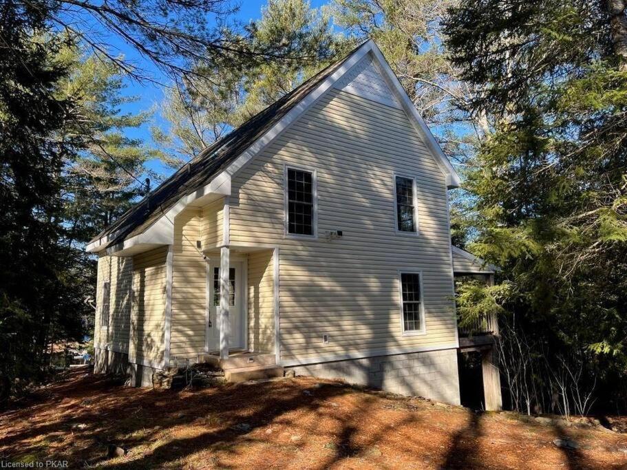 Luxurious Four Season lake front cottage in Kawarthas