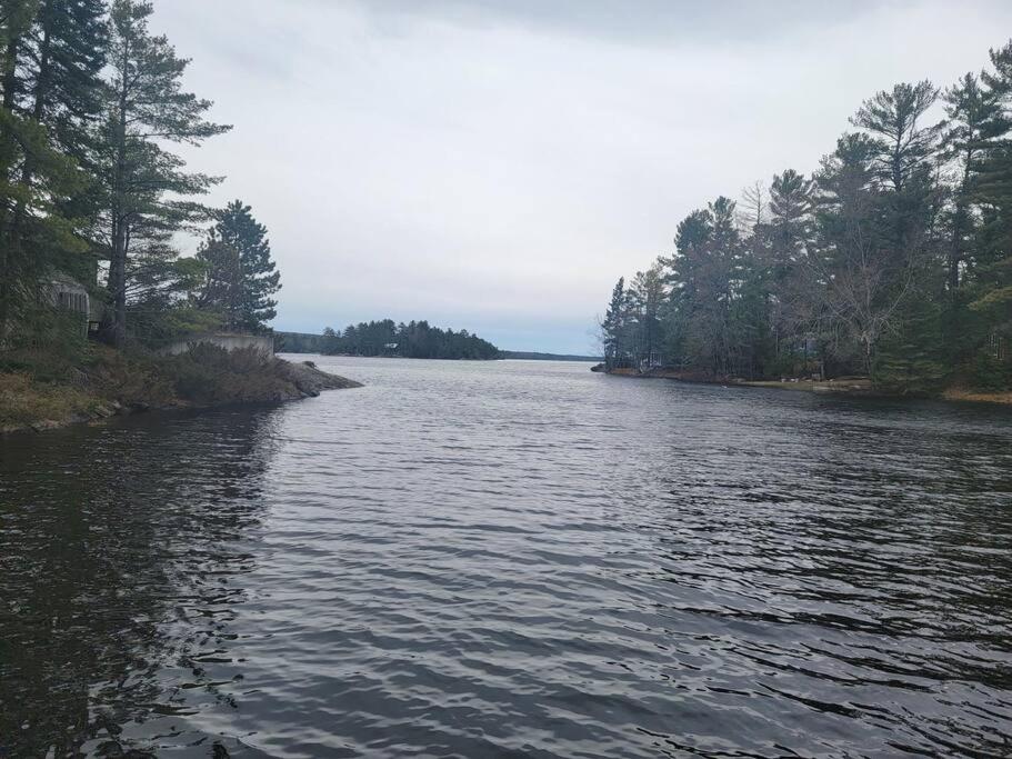 Luxurious Four Season lake front cottage in Kawarthas