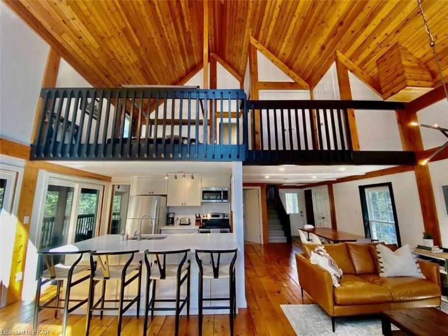 Luxurious Four Season lake front cottage in Kawarthas