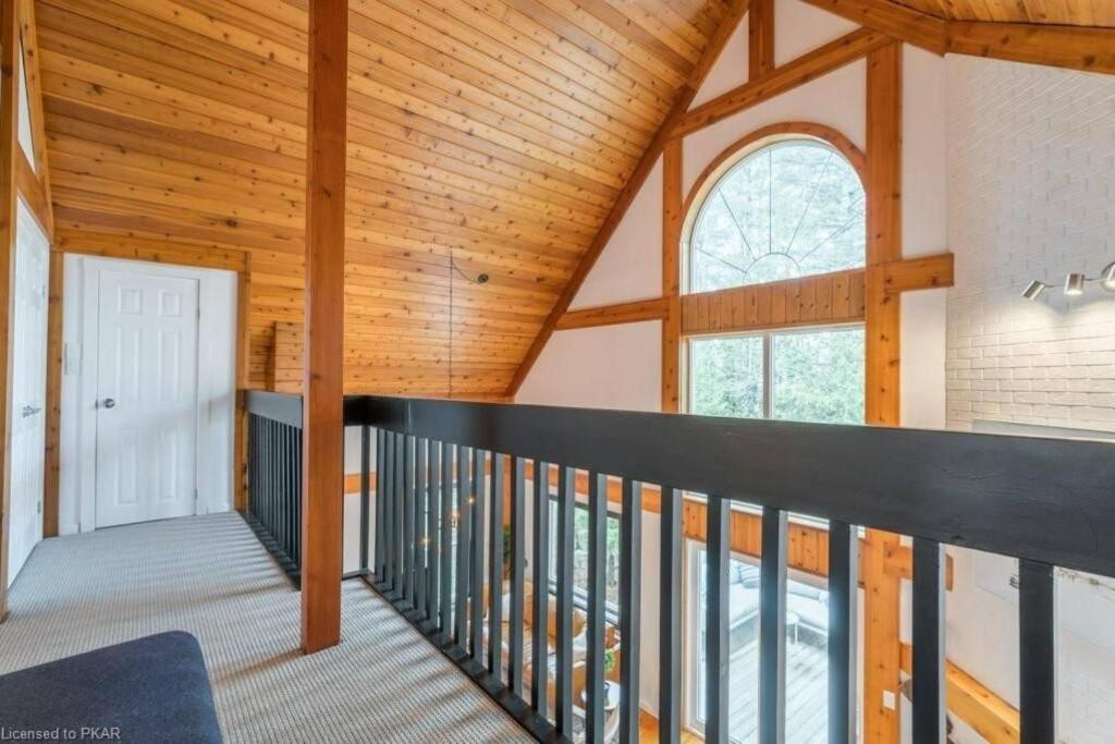 Luxurious Four Season lake front cottage in Kawarthas