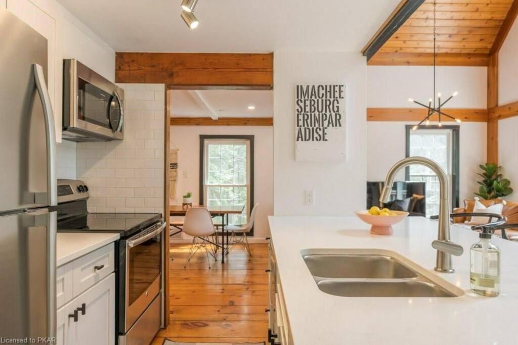 Luxurious Four Season lake front cottage in Kawarthas