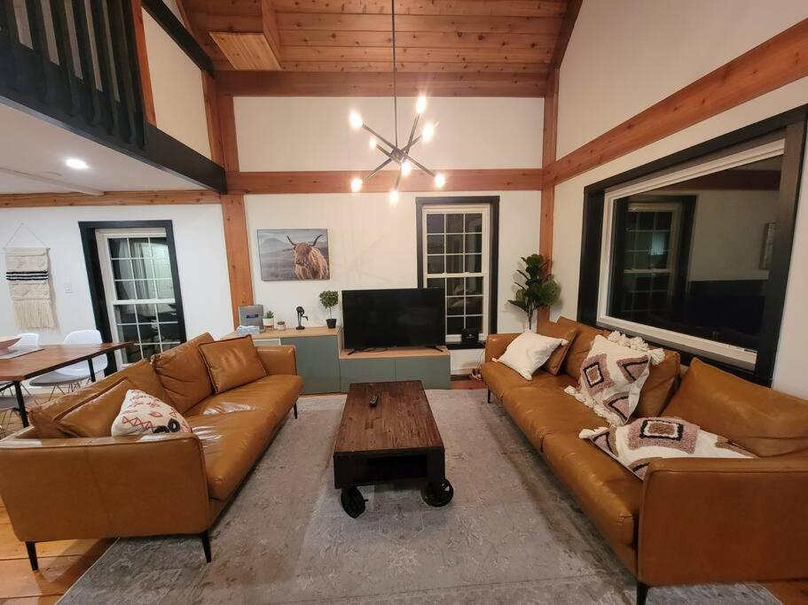 Luxurious Four Season lake front cottage in Kawarthas