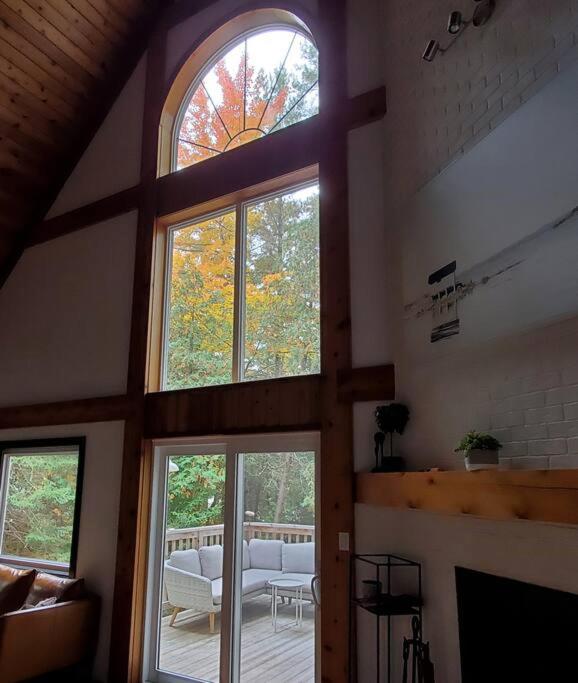 Luxurious Four Season lake front cottage in Kawarthas