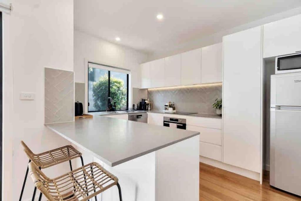 Spacious modern 3 bdr home minutes from beach