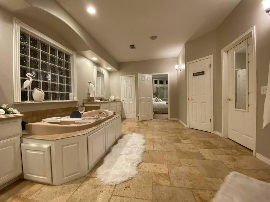 Luxury Lake House w/ Heated Pool & Multiple Spas