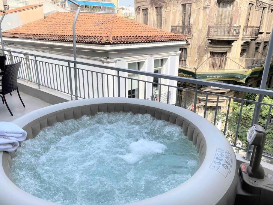 OpenAir HOT TUB/Big Balcony/Great Boutique Apt