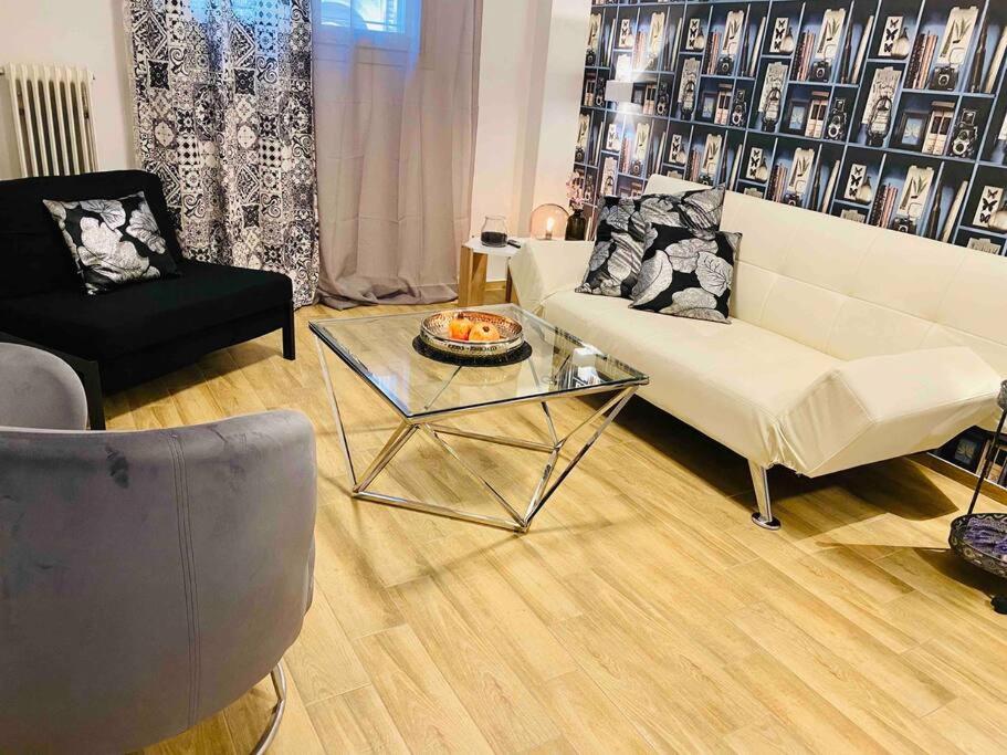Amazing new Elegant Apt in the shadow of Acropolis (and Netflix)