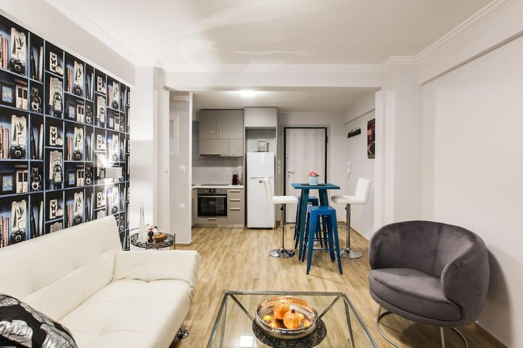 Amazing new Elegant Apt in the shadow of Acropolis (and Netflix)