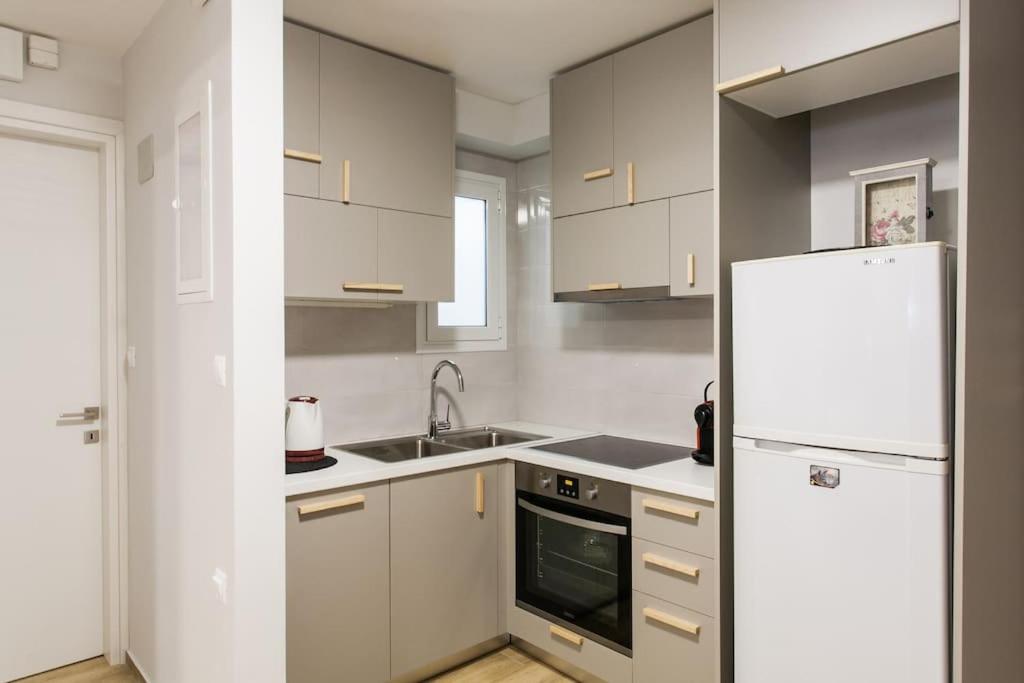 Amazing new Elegant Apt in the shadow of Acropolis (and Netflix)