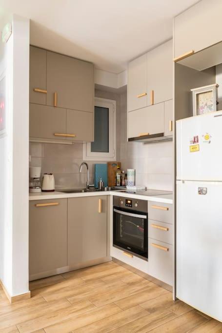 Amazing new Elegant Apt in the shadow of Acropolis (and Netflix)