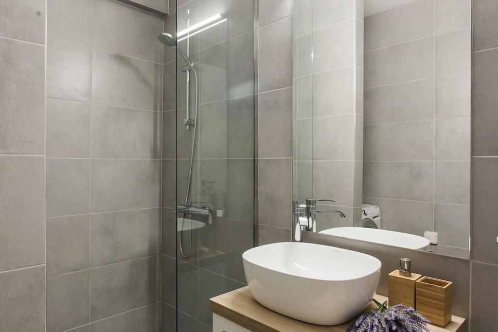 Amazing new Elegant Apt in the shadow of Acropolis (and Netflix)