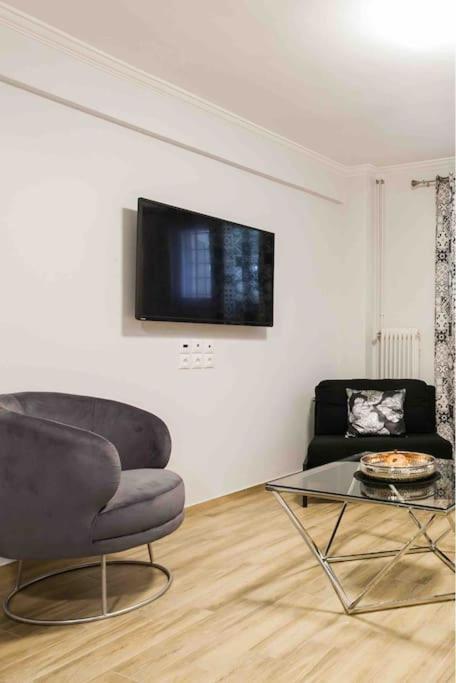 Amazing new Elegant Apt in the shadow of Acropolis (and Netflix)