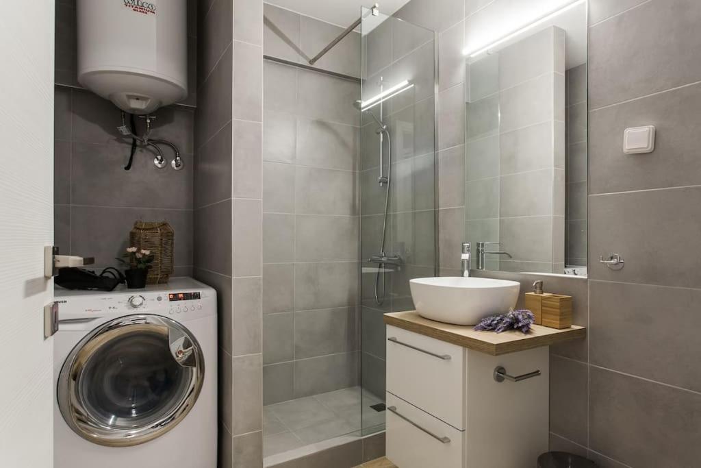 Amazing new Elegant Apt in the shadow of Acropolis (and Netflix)