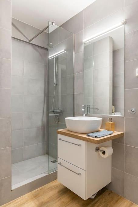 Amazing new Elegant Apt in the shadow of Acropolis (and Netflix)