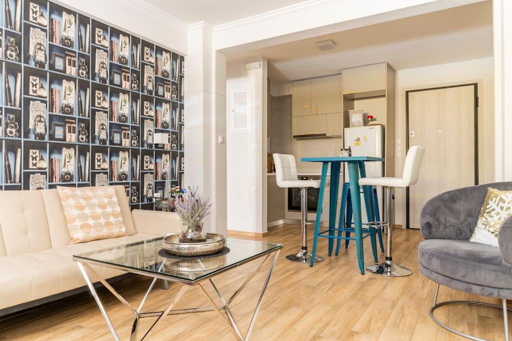 Amazing new Elegant Apt in the shadow of Acropolis (and Netflix)