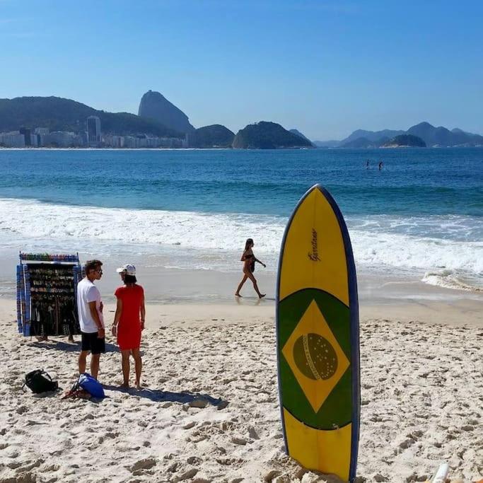 Pé na Areia na Quadra Praia Copacabana melhor localização Rio WiFi 600Mb