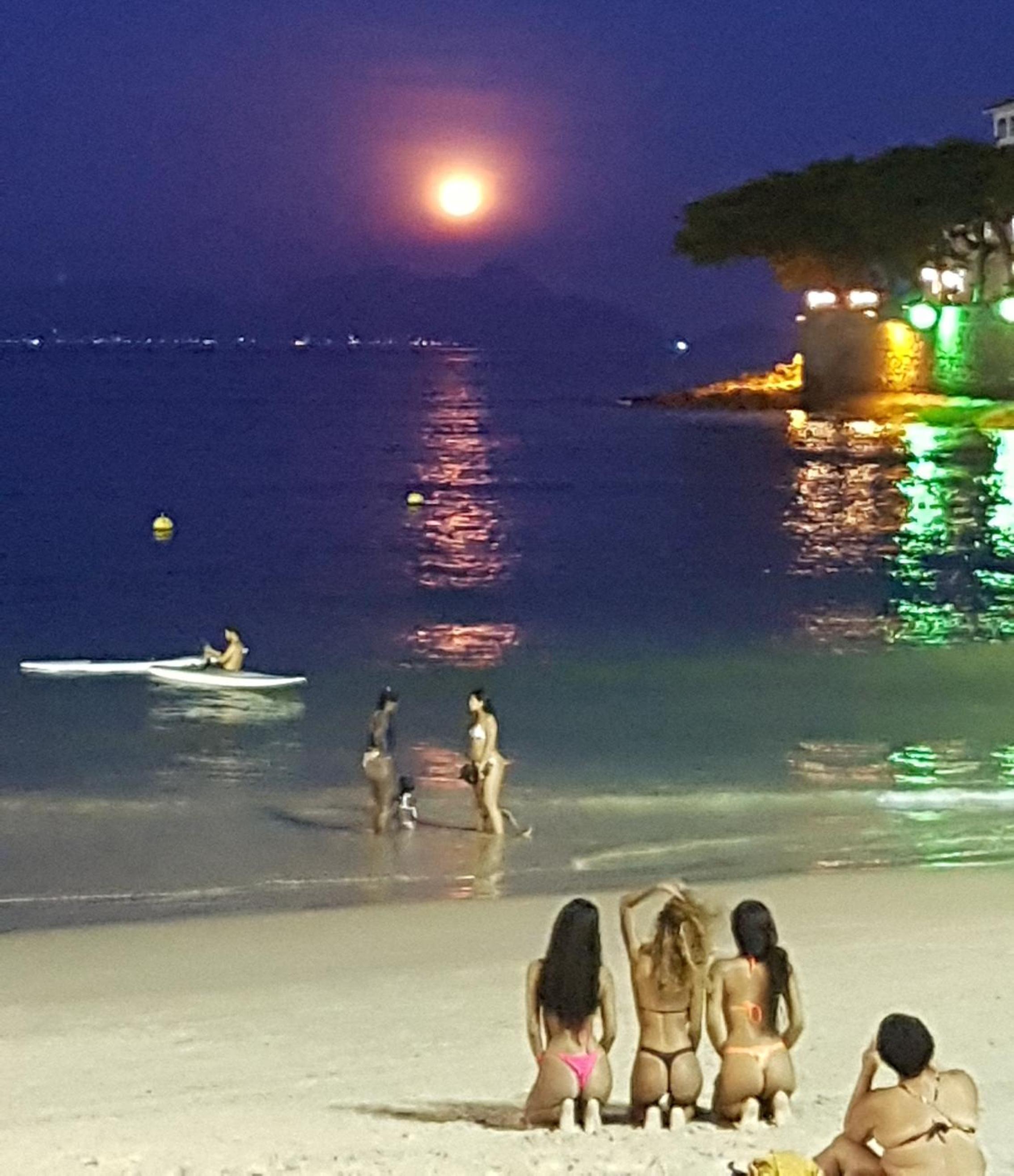 Pé na Areia na Quadra Praia Copacabana melhor localização Rio WiFi 600Mb
