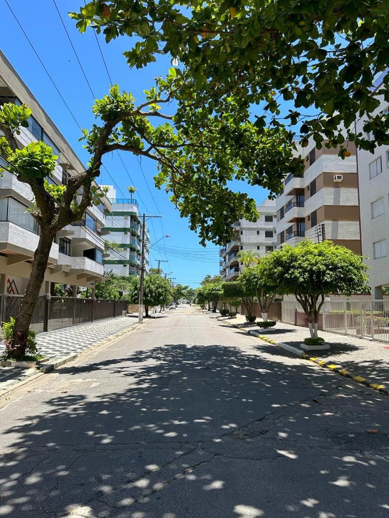 Ap 3! Lindo com sacada, apenas 250 metros da praia da Enseada!