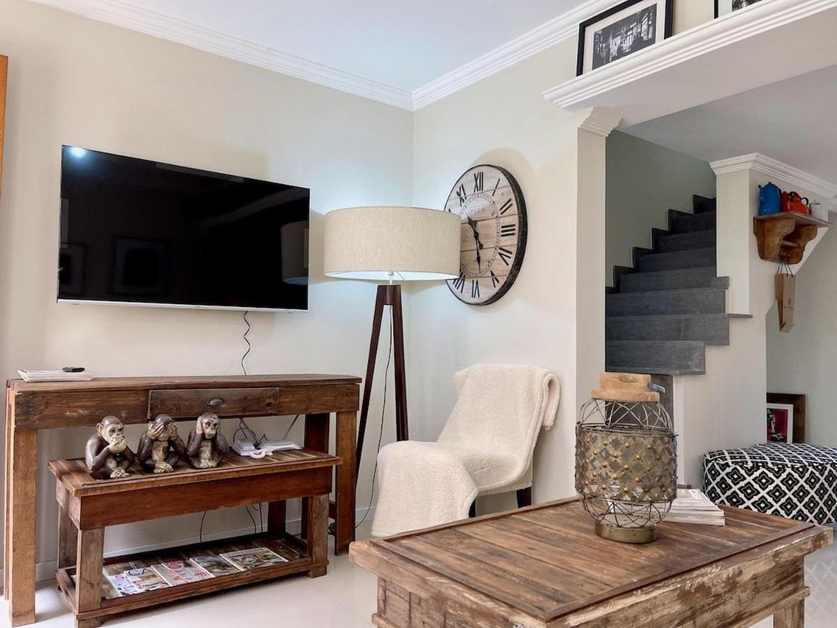Casa TRIPLEX 3 dorm a 6QD RUA COBERTA CANELA