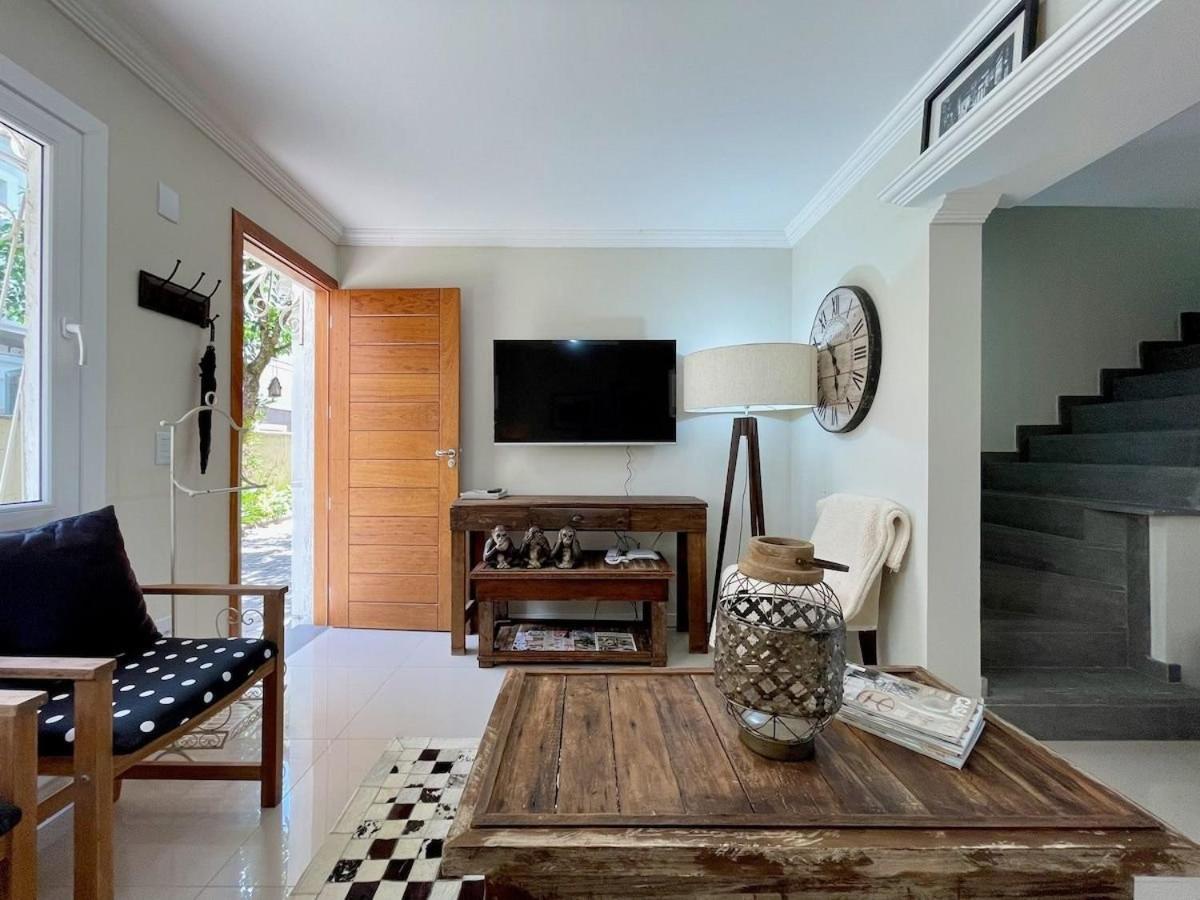 Casa TRIPLEX 3 dorm a 6QD RUA COBERTA CANELA