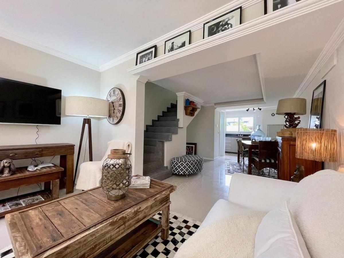 Casa TRIPLEX 3 dorm a 6QD RUA COBERTA CANELA