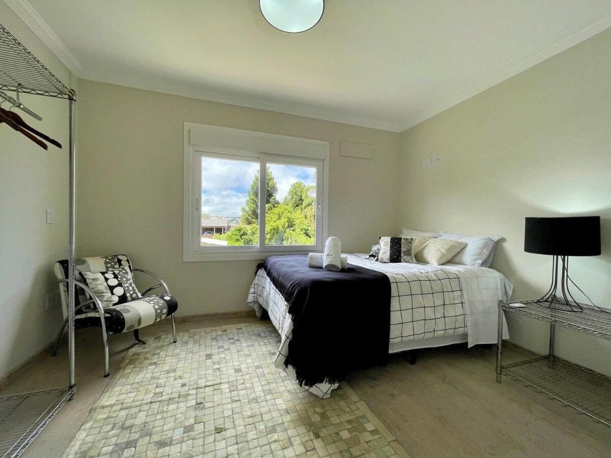 Casa TRIPLEX 3 dorm a 6QD RUA COBERTA CANELA