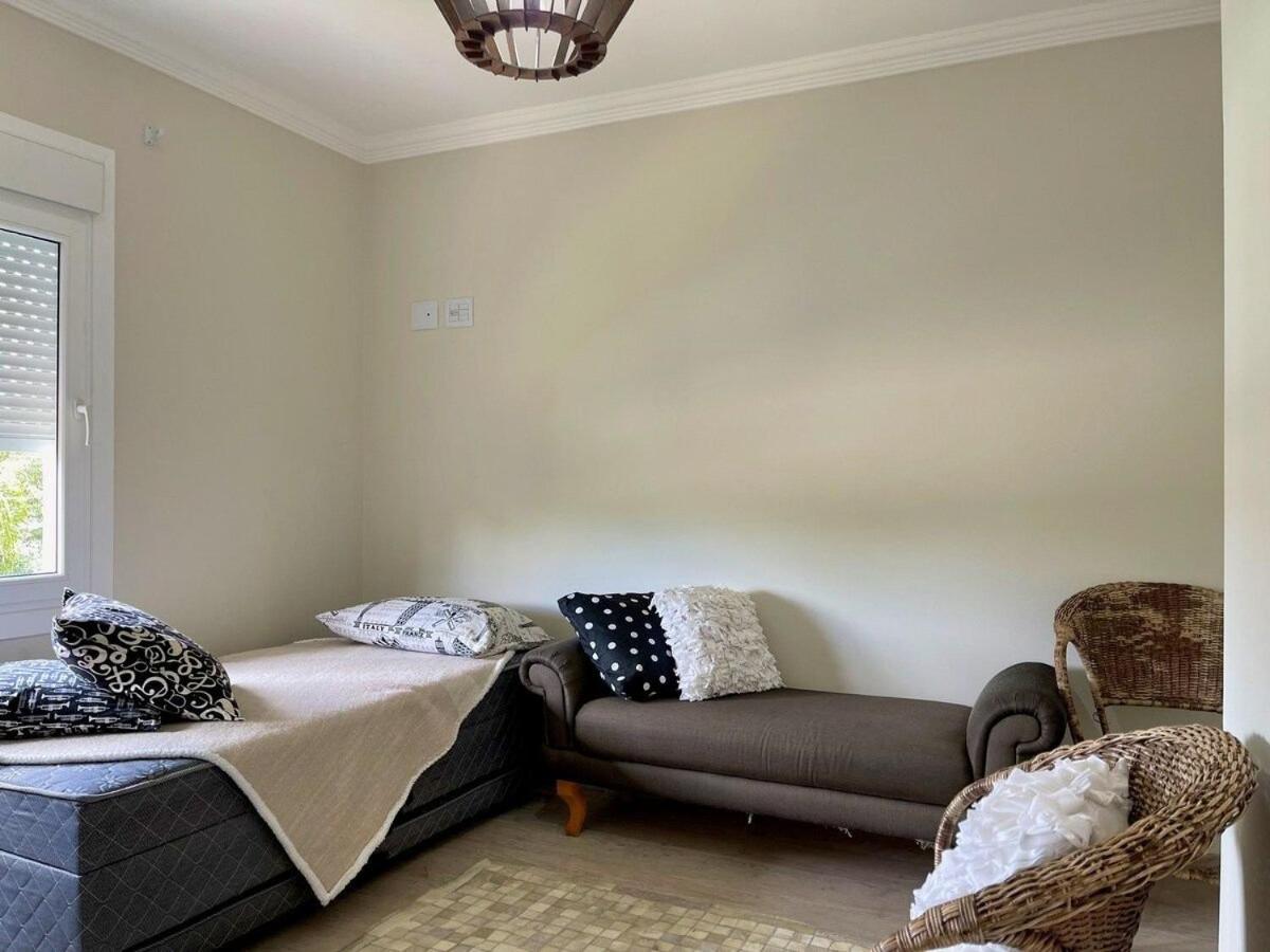 Casa TRIPLEX 3 dorm a 6QD RUA COBERTA CANELA