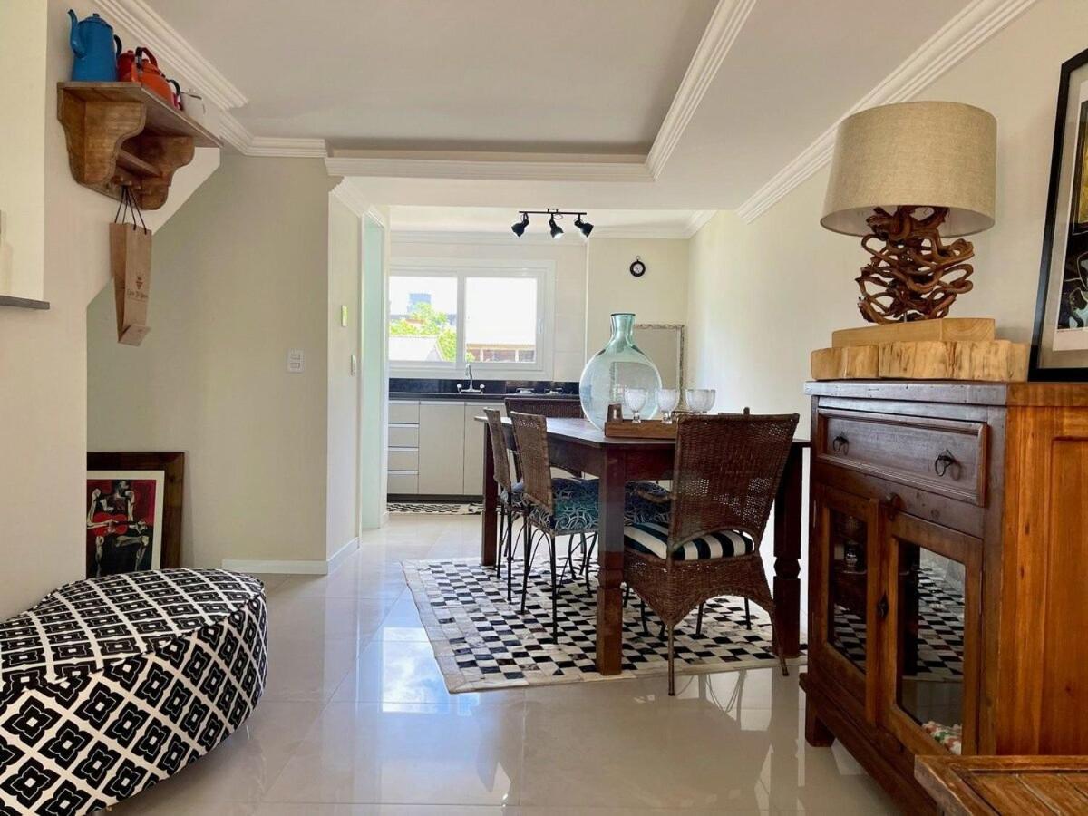 Casa TRIPLEX 3 dorm a 6QD RUA COBERTA CANELA