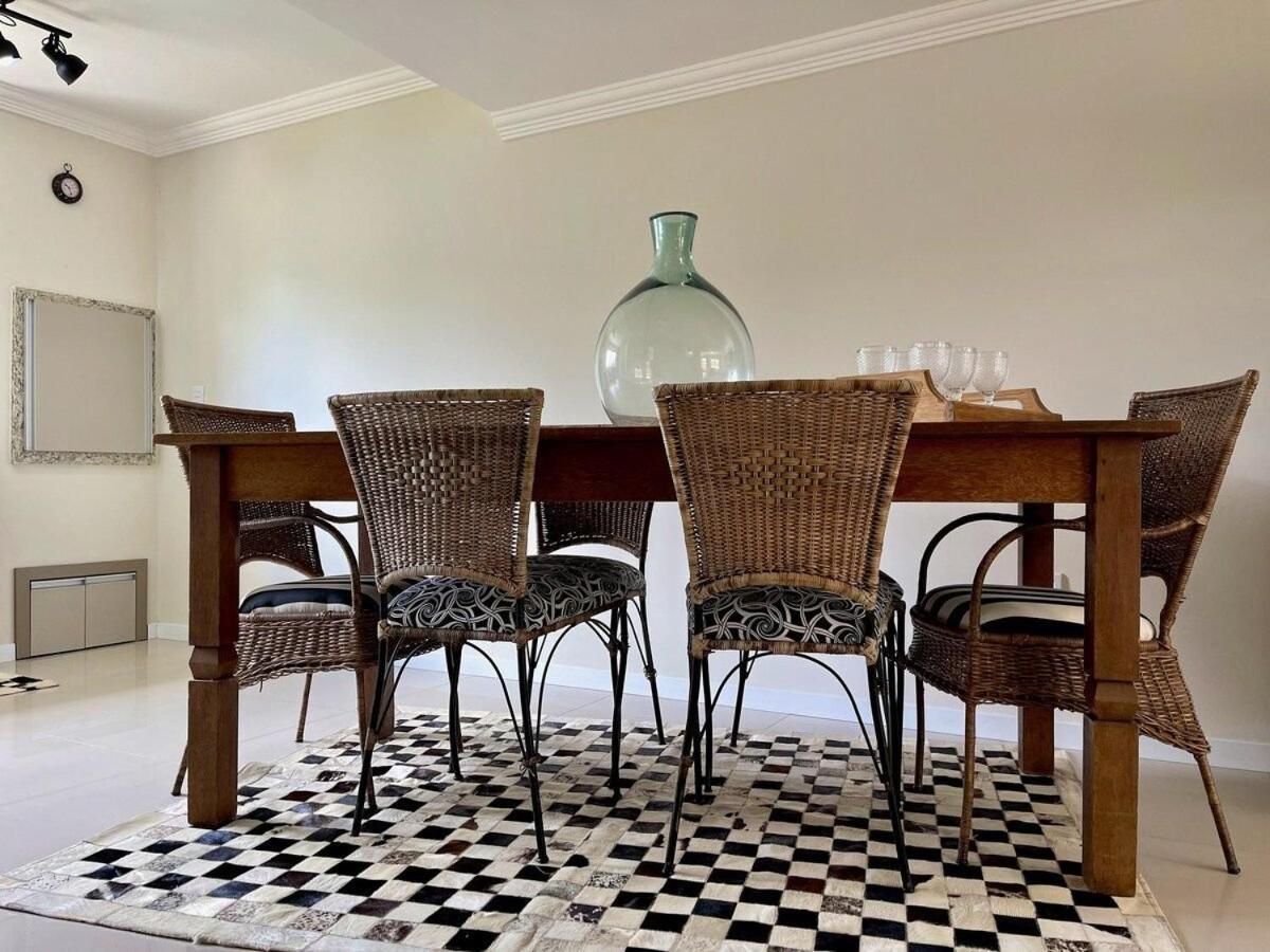 Casa TRIPLEX 3 dorm a 6QD RUA COBERTA CANELA