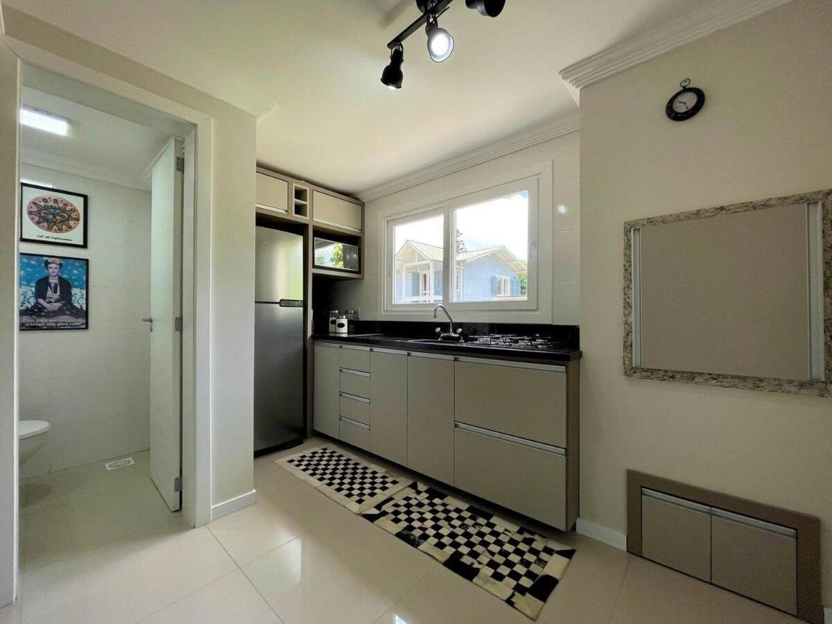 Casa TRIPLEX 3 dorm a 6QD RUA COBERTA CANELA
