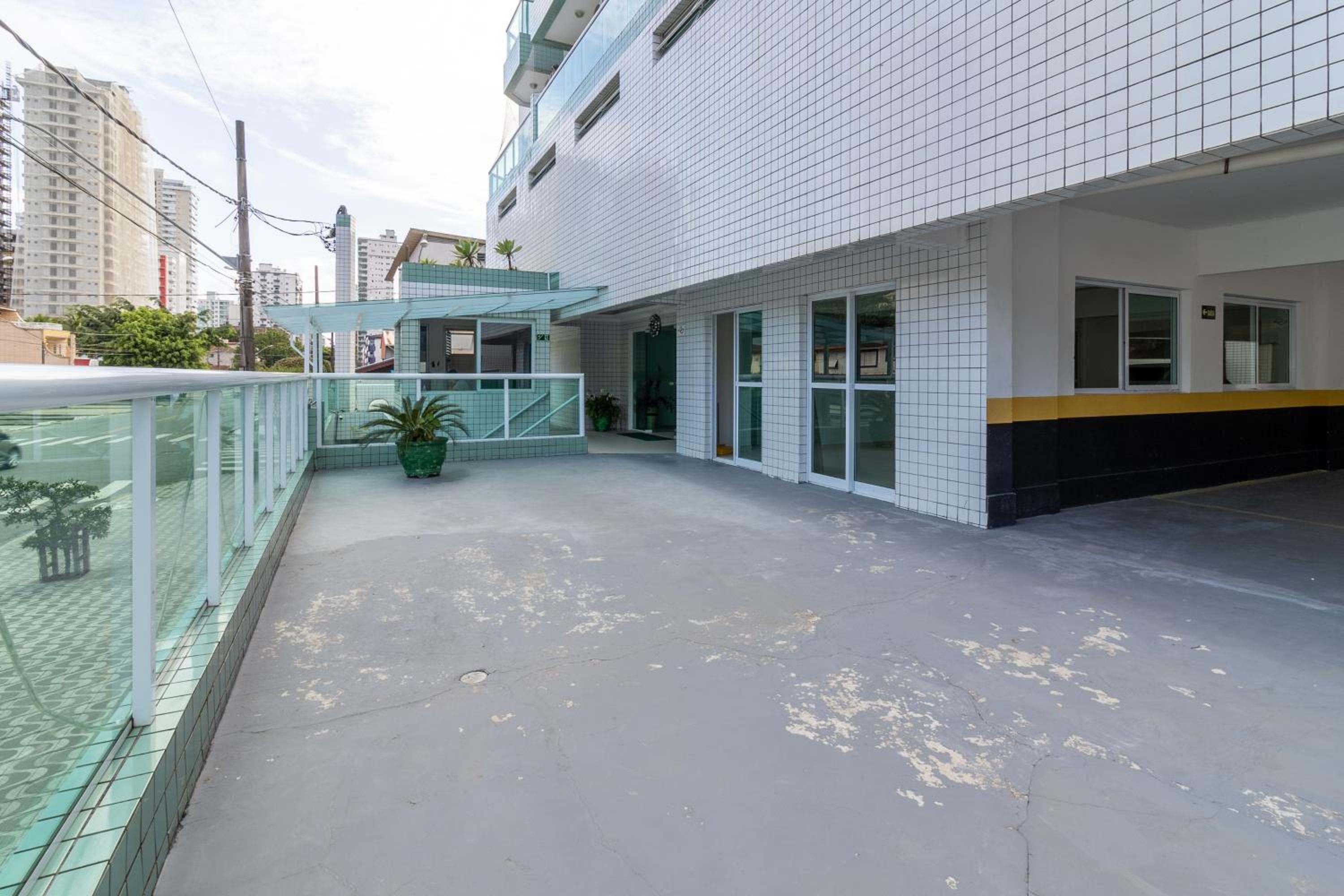 Refúgio Aconchegante no Canto do Forte Apê com 2 Quartos, Suíte, Wi-Fi e Garagem
