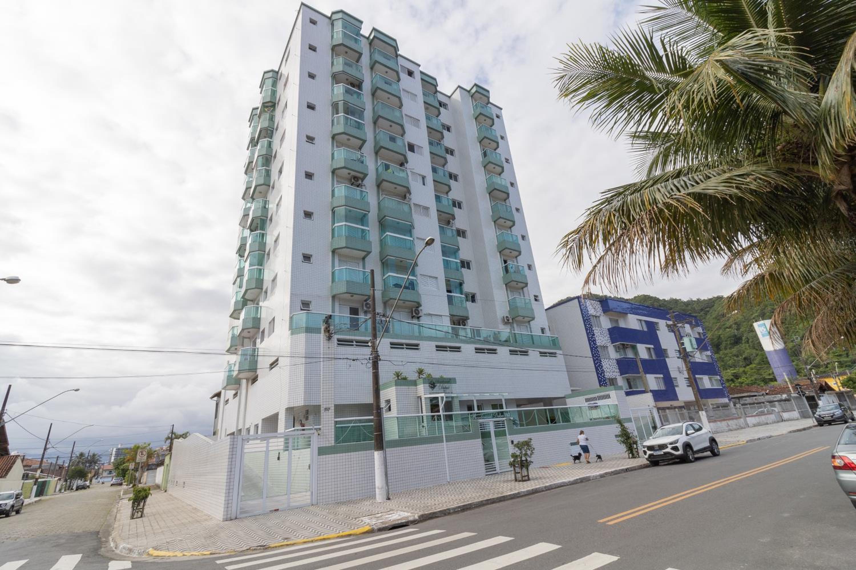 Refúgio Aconchegante no Canto do Forte Apê com 2 Quartos, Suíte, Wi-Fi e Garagem