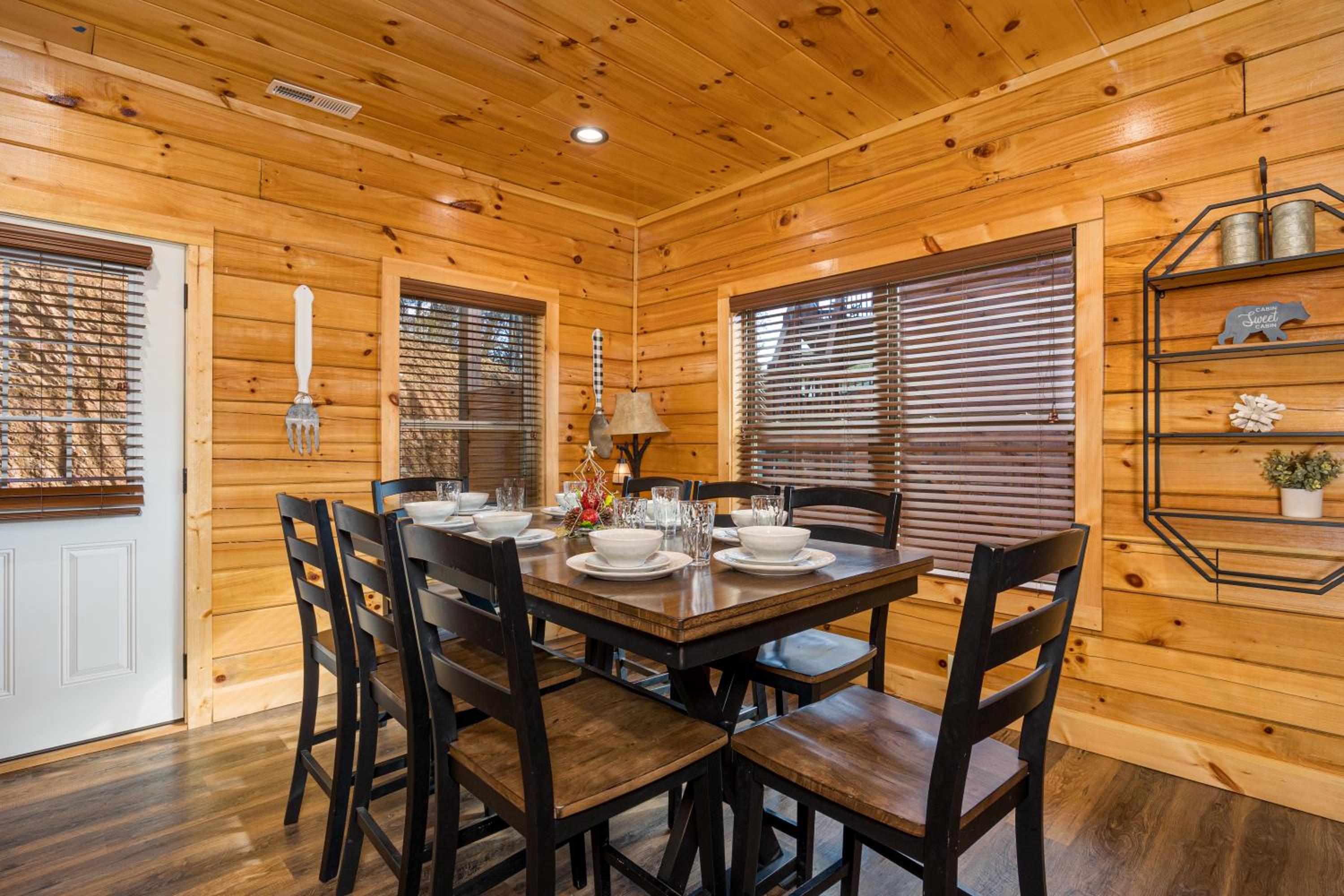 5Bd5B Amazon Haven with Thtr &Game Rm, HotTub, 1mi to the Parkway! 4mi to Dollywood view 4