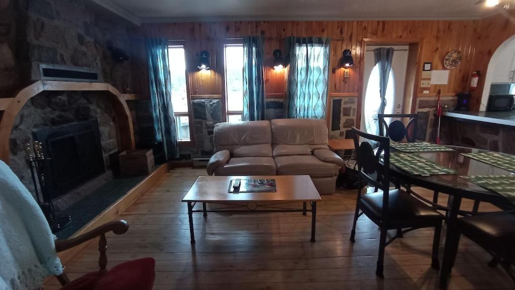Chalet à Louer à Saint-zénon, Dans Lanaudière, Bord du lac